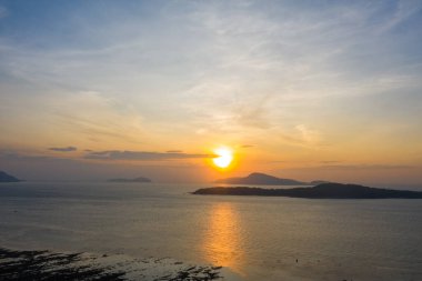 Okyanusun üzerinde gün doğumunda gökyüzü renkli bulut.