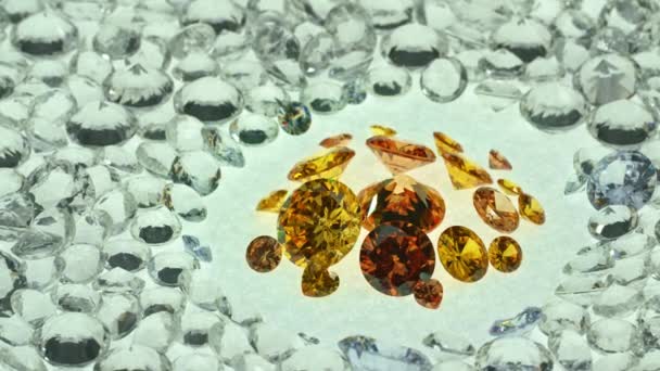 Een Groep Gele Diamanten Gearrangeerd Het Midden Van Witte Diamanten — Stockvideo