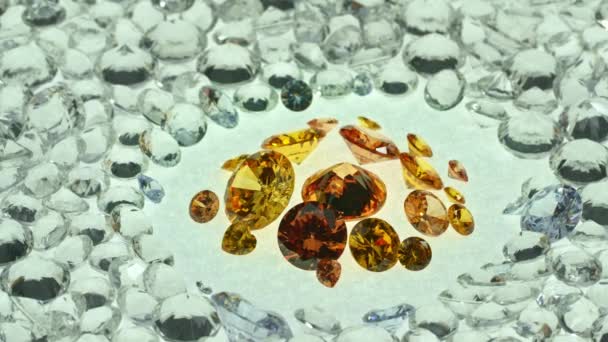 Żółte Kamienie Wyświetlane Środku Białych Diamentów Lekki Wisiorek Diamentach Piękne — Wideo stockowe