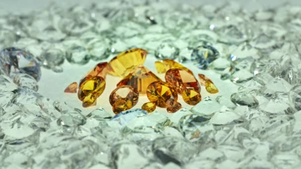 Joyas Amarillas Expuestas Medio Diamantes Blancos Luz Colgante Brillo Diamantes — Vídeo de stock