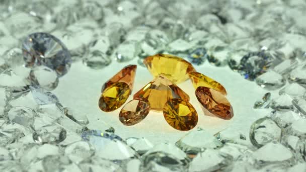 Beyaz Elmasların Ortasında Sergilenen Sarı Mücevherler Işık Kolyesi Elmasların Üzerinde — Stok video