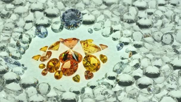 白いダイヤモンドの真ん中に表示される黄色い宝石 ライトペンダントはダイヤモンドに輝きます 白いダイヤモンドに囲まれた美しい金のダイヤモンド 美しいダイヤモンドが回ってくる スタジオシュート — ストック動画