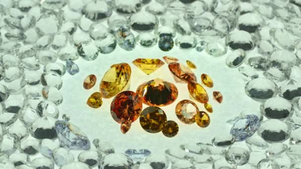 Gemmes Jaunes Exposées Milieu Diamant Blanc Pendentif Lumineux Brillant Sur — Video
