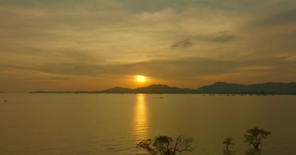 Вид Повітря Красивий Золотий Захід Сонця Над Океаном Хмара Рухається — стокове відео