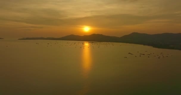 Widok Lotu Ptaka Piękny Złoty Zachód Słońca Nad Oceanem Chmura — Wideo stockowe