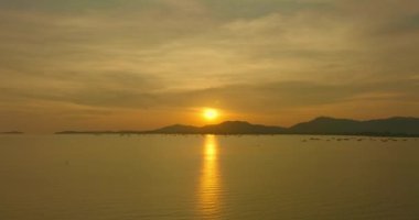 Okyanusun üzerinde güzel altın bir gün batımı doğada hareket eden bulutlar deniz üzerinde gün batımının bulutları gökyüzünün altın rengi gökyüzü arka planıyla romantik gökyüzü manzarası..