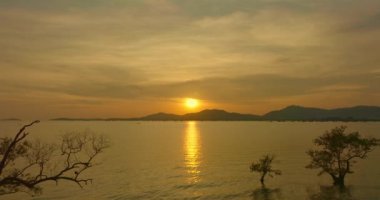 Okyanusun üzerinde güzel altın bir gün batımı doğada hareket eden bulutlar deniz üzerinde gün batımının bulutları gökyüzünün altın rengi gökyüzü arka planıyla romantik gökyüzü manzarası..