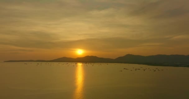 Flygfoto Vacker Gyllene Solnedgång Över Havet Moln Rör Sig Naturen — Stockvideo