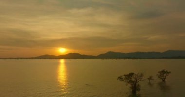 Okyanusun üzerinde güzel altın bir gün batımı doğada hareket eden bulutlar deniz üzerinde gün batımının bulutları gökyüzünün altın rengi gökyüzü arka planıyla romantik gökyüzü manzarası..