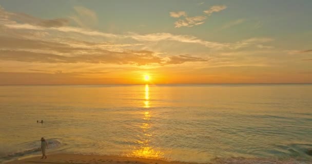 Panorama Aéreo Hermoso Cielo Puesta Sol Playa Surin Phuket Increíble — Vídeos de Stock