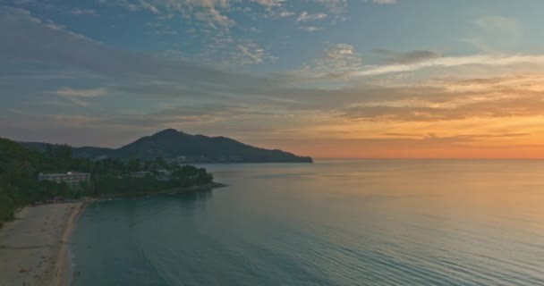 Воздушная Панорама Красивое Небо Закате Пляже Сурин Пхукет Удивительные Красочные — стоковое видео