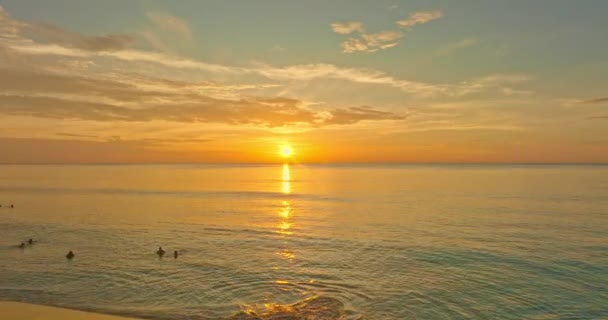 スリンのビーチプーケットで日没の空の空気のパノラマ美しい空 日没で美しい空にカラフルな雲をマウンテンアップ 空の背景に雲とカラフルなロマンチックな空の日没のシーン — ストック動画