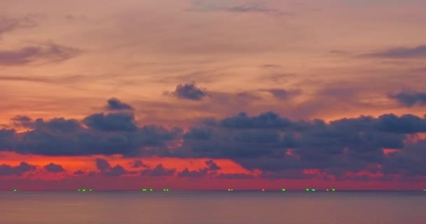 空からの眺め 夕陽の素晴らしい空 空の背景に雲がついたカラフルなロマンチックな空の日没のシーン カラフルな雲が転がり去ります 4Kビデオクラウドスケープ — ストック動画