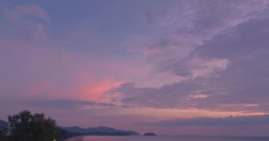 Güneşin dalgaların üzerindeki gökyüzünü boyadığı çarpıcı günbatımının renkli yansıması kumlu bir zeminde hafifçe kırılıyor. Gradyan tatlı renk. Soyut doğa arkaplanı.