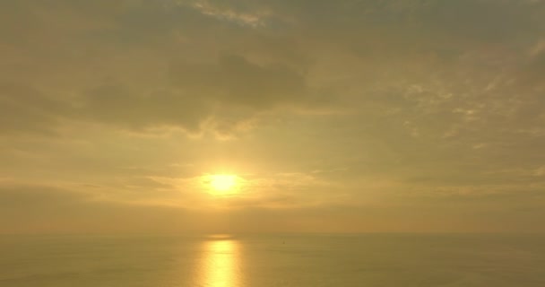 Воздушная Панорама Красивое Небо Закате Пляже Сурин Пхукет Удивительные Красочные — стоковое видео