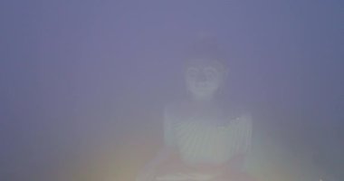 Phuket 'in Büyük Buda' sı sadece kalın beyaz sisli Phuket Büyük Buda denizinden dışarı bakan baş olarak görülebilir. Phuket 'teki Büyük Buda' yı kaplayan tüylü bir sis..