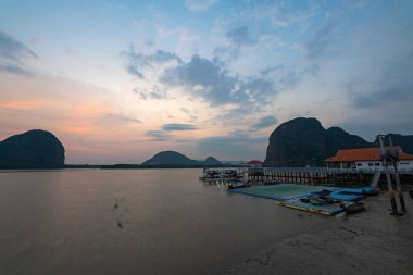 Koh Panyee, Phang Nga 'nın diğer bir turistik merkezi.