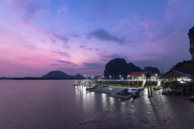 Koh Panyee, Phang Nga 'nın diğer bir turistik merkezi.