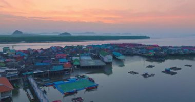 Hava manzarası. Güneşin doğuşunda güzel, parlak bir gökyüzü hayal edin. Güneş ışığı adaların aşağısında parlıyor. Güzel Phang Nga Körfezi 'nin çarpıcı hava manzarası.