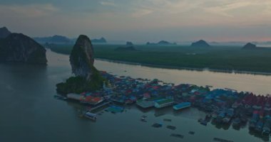 Hava manzarası. Güneşin doğuşunda güzel, parlak bir gökyüzü hayal edin. Güneş ışığı adaların aşağısında parlıyor. Güzel Phang Nga Körfezi 'nin çarpıcı hava manzarası.
