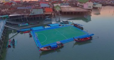 Hava manzaralı Koh Panyee cazibeyle dolu küçük bir adadır. Panyee Adası 'nda yüzen bir platformda futbol sahası. Köyün kendisi küçük ama sevimli bir ada köyüdür..
