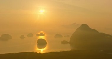 Hava manzarası gün doğumunda güzel, sarı bir gökyüzü hayal edin... muhteşem Phang Nga Körfezi manzarası. Samet Nangshe 'nin güzel sarı gündoğumu Phang Nga Tayland' ın simgesi. .gradien gökyüzü.