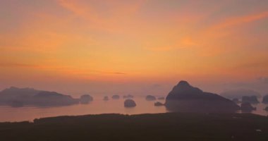Hava manzarası gün doğumunda güzel, sarı bir gökyüzü hayal edin... muhteşem Phang Nga Körfezi manzarası. Samet Nangshe 'nin güzel sarı gündoğumu Phang Nga Tayland' ın simgesi. .gradien gökyüzü.