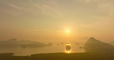 Hava manzarası gün doğumunda güzel, sarı bir gökyüzü hayal edin... muhteşem Phang Nga Körfezi manzarası. Samet Nangshe 'nin güzel sarı gündoğumu Phang Nga Tayland' ın simgesi. .gradien gökyüzü.