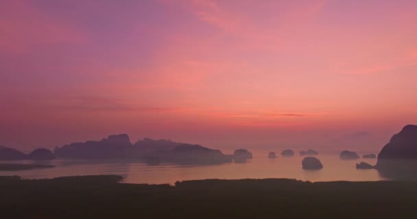 サメットナンチーの景色を眺める空中眺望の高いピークの素晴らしいピンクの空 人類の風景の背景 サメットナンシ島上空の甘い日の出の風景ロマンチックな空 — ストック動画