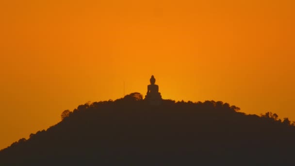 Uno Splendido Cielo Giallo Dietro Grande Buddha Phuket Sulla Cima — Video Stock