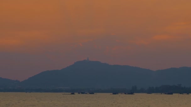 Vid Solnedgången Buddha Siluett Mot Den Orangefärgade Himlen Vilket Skapar — Stockvideo