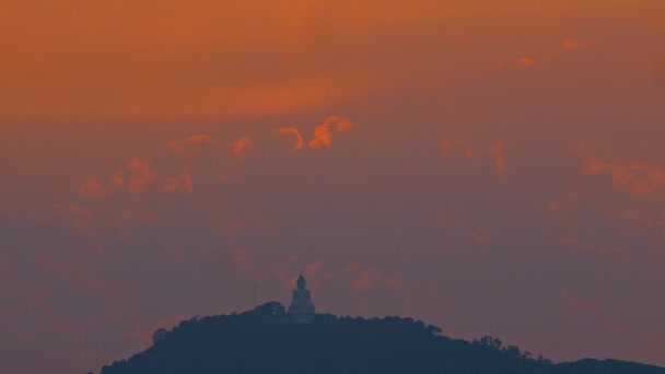 Tramonto Buddha Sagomato Contro Cielo Arancione Creando Una Bella Vista — Video Stock