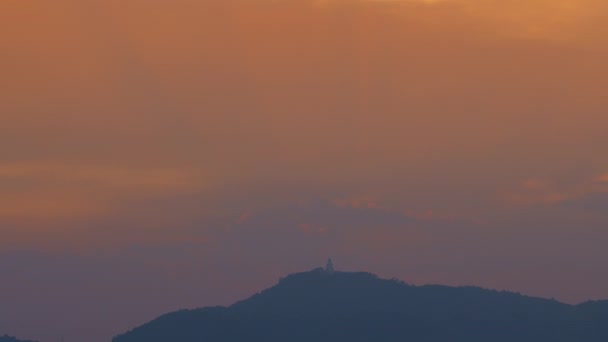 Κατά Ηλιοβασίλεμα Βούδας Είναι Silhouetted Ενάντια Στον Πορτοκαλί Ουρανό Δημιουργώντας — Αρχείο Βίντεο