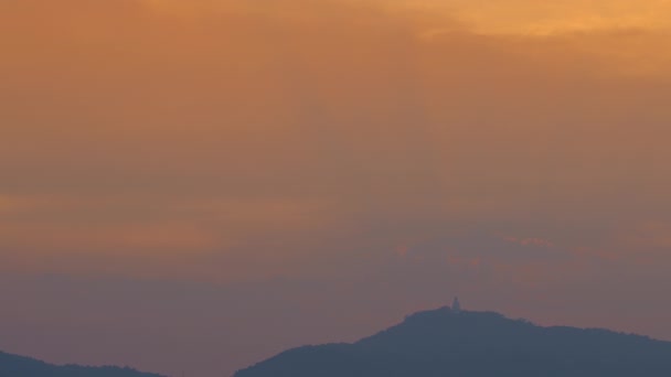 Szczycie Wzgórza Kolorze Zachodzącego Słońca Wielkim Buddą Phuket Znajduje Się — Wideo stockowe