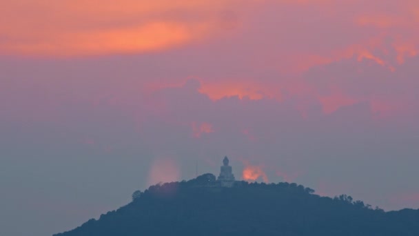 Strisce Giallo Arancio Nuvole Estendevano Attraverso Cielo Sopra Grande Buddha — Video Stock
