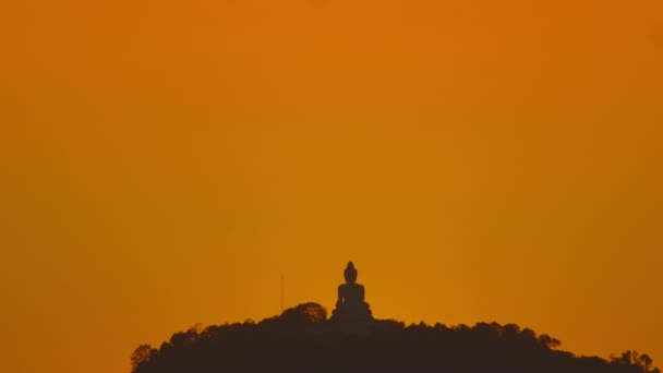 Cenário Sol Circula Atrás Buda Montanha Enquanto Sol Viaja Céu — Vídeo de Stock
