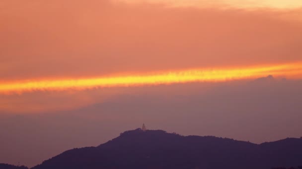 Żółto Pomarańczowe Smugi Chmur Rozciągnięte Niebie Nad Wielkim Buddą Budda — Wideo stockowe