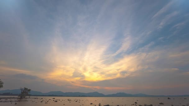Zaman Aşımı Gökyüzü Sarı Portakal Gölgeleriyle Boyanır Bulutlar Yumuşak Pembe — Stok video