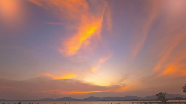Zaman Aşımı Gökyüzü Sarı Portakal Gölgeleriyle Boyanır Bulutlar Yumuşak Pembe — Stok video