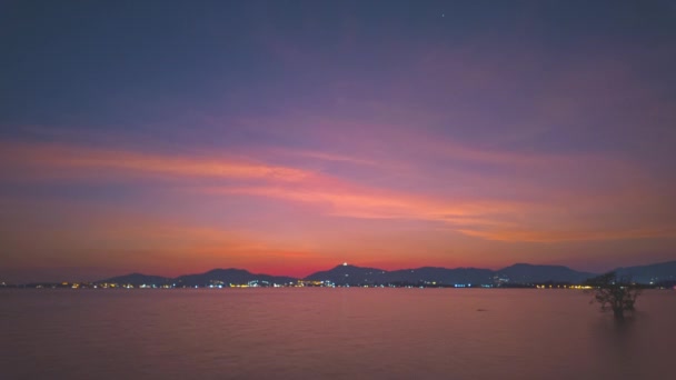当太阳落山的时候 云彩在变化 天空中充满了美丽的橙色和紫色的光芒 甜美的天空笼罩着大海的背景 — 图库视频影像