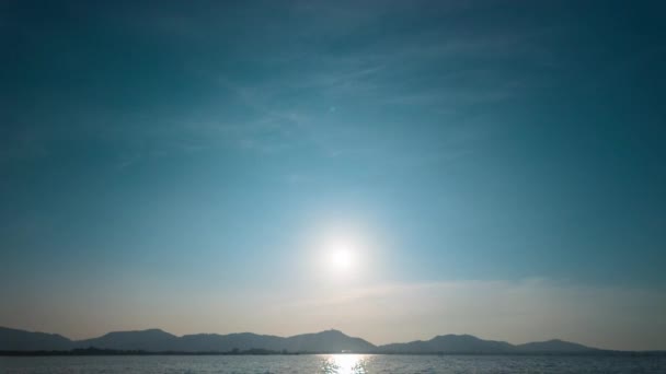 Время Истекает Голубое Небо Над Океаном Закате Солнце Парит Над — стоковое видео