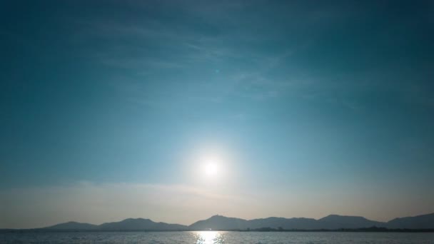 Time Lapse Cielo Azul Sobre Océano Atardecer Los Rayos Del — Vídeos de Stock