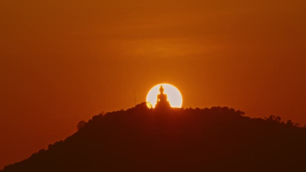 Napnyugtakor Nap Körülveszi Buddha Mögötti Hegyet — Stock videók