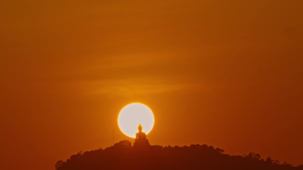 거리에서 태양이 산에있는 부처님 주위를 돌고있는 것처럼 보인다 — 비디오