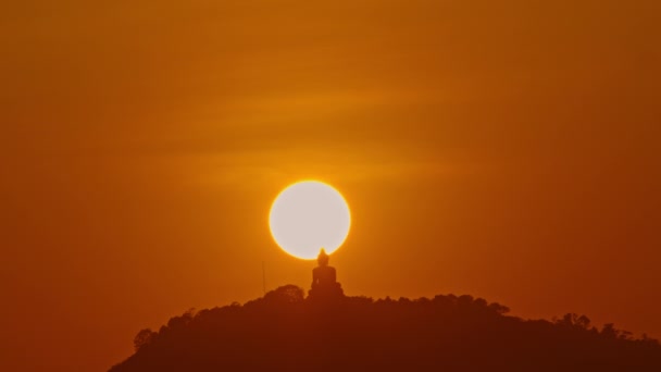 Hegyen Látható Hogy Nap Buddha Mögött Kering — Stock videók