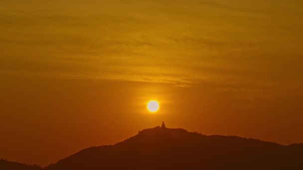 Die Sonne Kreist Hinter Dem Buddha Auf Dem Berg — Stockvideo