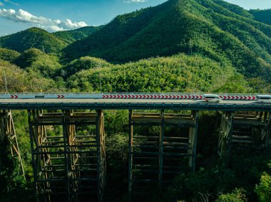 Pho Khun Pha Mueang Köprüsü veya Huai Tong Köprüsü Bu doğal bir bakış açısı.