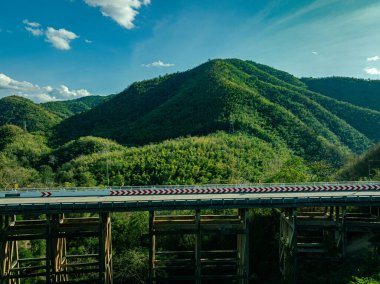 Pho Khun Pha Mueang Köprüsü veya Huai Tong Köprüsü Bu doğal bir bakış açısı.