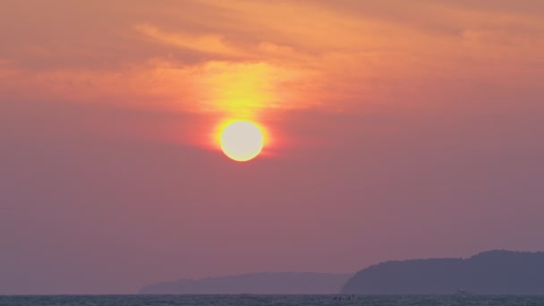 Hermoso Sol Amarillo Cielo Dulce Sobre Océano — Vídeo de stock