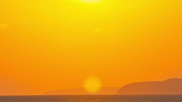 時間の経過 太陽が島の上に黄色い朝の空に昇った — ストック動画